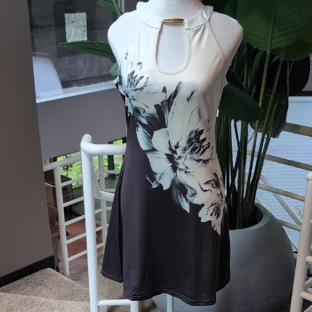 Chic Black and White Floral Women's Tank Top